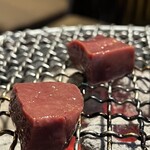 炭火焼肉 日本橋イタダキ - 六面の表面を炙るだけで美味しい