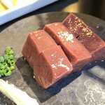 炭火焼肉 日本橋イタダキ - 炙りレバー、厚切りレバーはキラキラ