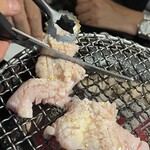 炭火焼肉 日本橋イタダキ - イケオジ3代目が焼きながらカットしてくれます。