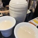 炭火焼肉 日本橋イタダキ - 生マッコリ最高ぷくぷくの泡