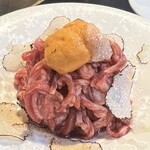 炭火焼肉 日本橋イタダキ - トリュフたっぷりふわふわ、雲丹もユッケも美味しい最高の三角関係。ウニトリュフユッケ。
