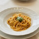 CANE & Gatto - バジルペーストの乗ったトマトクリームのパスタ