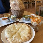 kariyuzuriha - スパイスカレー2種、サラダ、チーズナン