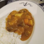 横須賀海軍カレー本舗 - カレーをライスにかけたところ