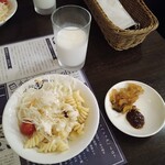 横須賀海軍カレー本舗 - 牛乳、サラダ、薬味