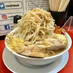 用心棒 本号 - ラーメン 普通 麺300g 900円、追加豚1枚 150円 ※コールは「野菜マシマシ、ニンニク、ショウガ、ヅケアブラ、辛たま」
            2024年5月11日