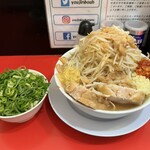 Youjimbou Hongou - ラーメン 普通 麺300g 900円、追加豚1枚 150円、ねぎだく 130円 ※コールは「野菜マシマシ、ニンニク、ショウガ、ヅケアブラ、辛たま」
                        2024年5月11日