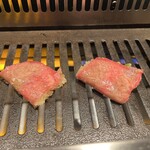 すすきの焼肉きらく - 折って片面のみ焼きます