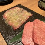 すすきの焼肉きらく - レモンを取るとネギ塩タンが現れます