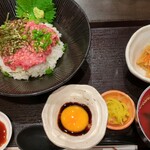 肉もつ屋 神坊 - 馬トロ丼1100円プラス卵100円 