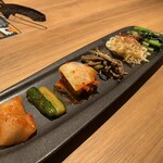 すすきの焼肉きらく - キムチとナムルの盛り合わせ