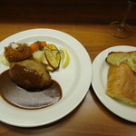 キッチン ノム - ハンバーグと蟹クリームコロッケとガーリックパン