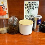 Maebashi Tonkotsu Mirakuru - 卓上調味料。胡麻、辛子高菜、紅しょうが、ブラックペッパー、にんにく