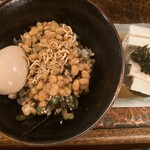 タイニーカフェ - 納豆丼煮卵付き、冷奴