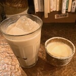 タイニーカフェ - アイスチャイ、プリン