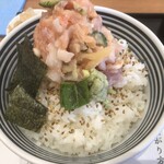 日本橋海鮮丼 つじ半 - 料理写真:ぜいたく丼（梅）（９９０円）ネギトロが富士山みたいに立っています（笑）