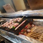 Kanzen Koshitsu Izakaya Kushiyaki Moga Ru - ちゃっかり撮ってるウザい客（笑）ベストな火加減のオガ備長炭ですね！