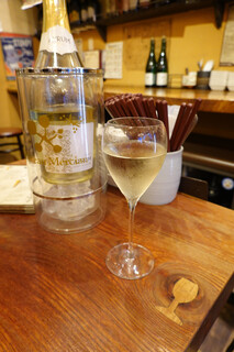 SHIN Sante! - テーブルにもワイン・グラスが埋め込まれてます！