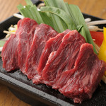 Bishamonten - さくら肉本来のジューシーさを味わうなら『馬ハラミの鉄板焼き』