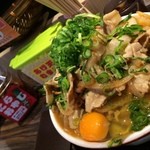 肉八 - 肉そばヘビー級
                                三宮の麺ロードに2月に出来た新店で、甘めのタレで炒められた豚バラ肉がどっさり入った味噌ラーメンは旨し！
                                さらに生卵一個無料、あげ天、にらおやじも食べ放題とかなりのボリュームでこれまたご飯が恋しくなりますわ！
                                