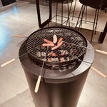 Hirose Yohei Shouten - お店の中央で焼きながら食べるのがオススメ
