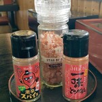 Takino - テーブルの上の一味と塩
