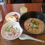 台南担仔麺 - 麺線とミニ鶏肉飯のセット。