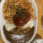 Karesemmontempapi - カレーとハンバーグとナポリタンのセット。カレーよりナポリタンの量が多いです。