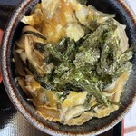 Tachibana - 牡蠣の卵とじ丼　写真ではわかりずらいが大きい牡蠣が5個