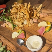 やさいの王様 銀座店 - ★★★ごぼうチップス★★★
                    油もくどくなく美味しかったのですが量が多かったです。
                    岩塩との相性もバッチリ。
