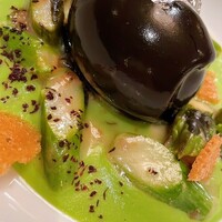 レ セゾン - トリュフを纏わせた地鶏の卵グリーンアスパラガスに梅のアクセント