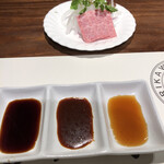 黒毛和牛 ステーキハウス もり川 - 生肉から3種のタレで、タレの向こうは霜降り生肉です。