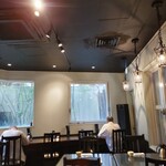 Chuugoku Meisai Ronfan - 店内。地下1階にあるお店ですが、窓が大きく、陽もよく入るため、あまり暗さはありません。