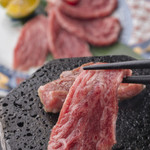 いつき - 食材の旨みが際立つ逸品『和牛サーロイン　富士山溶岩石焼き』