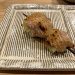 やきとり 鳥はし - 手羽ねぎま。骨を抜いた部分にネギが入っています。