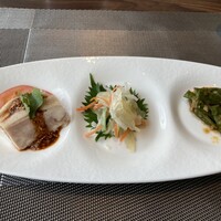 中国料理 「望海楼」 ヒルトン福岡シーホーク - 前菜3種
                    　　蒸し鶏の冷製 ピリ辛黒酢ソース⭐️
                    　　インゲンの煎り付け⭐️　
                    　　クラゲと大根の葱和え