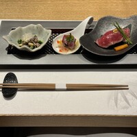 神戸牛 しゃぶしゃぶ おもき 離れ 銀座店 - 左から、神戸牛 諸味和え 霰胡瓜 松の実、オイル漬け、肉寿司