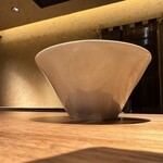 山勢 - 白い釉薬の柔らかい肌｡素敵なプロポーション｡