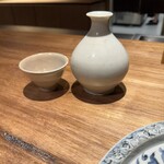 山勢 - コロンとした徳利が直線の内装に映える。