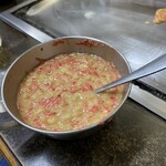 はとやお好み焼店 - 桜エビもんじゃ。すでに焼き始め。昔はレギュラーメニューだったけど、いま、期間限定みたい。