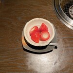 焼肉 いぶし家 - まるごと苺アイス