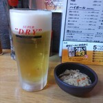 鉄板酒場 鐵一 - ちょい飲みセット(生ビール、牛もつ味噌煮込み) 980円、お通し ♪