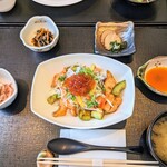 TDK歴史みらい館 - 黄身をかけて食べる、サーモンとアボガド・いくらのみらい丼