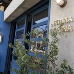 La Prima Pagina - 外観…青いお店♪