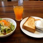 ジョナサン - 料理写真:サラダ＆ハーフトースト＆ゆで卵モーニング：549円