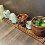 百年亭 - 卓上のお漬物（胡瓜がおススメ！）