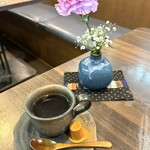 百年亭 - 食後のコーヒー＆綺麗なお花✨