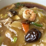 千成亭 - オイスターソースで味付けされた 餡掛け♪ 具材 たっぷりです