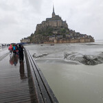 Hôtel & restaurant Le Relais Saint-Michel - この橋の手前までｼｬﾄﾙﾊﾞｽで行けます(向こうに砂と戯れる一団が)