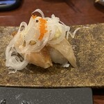 大衆寿司と肉汁餃子 魚餃屋 - 炙りサーモン